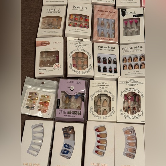 Lot of 52 Press On Nail Sets - Picture 5 of 6